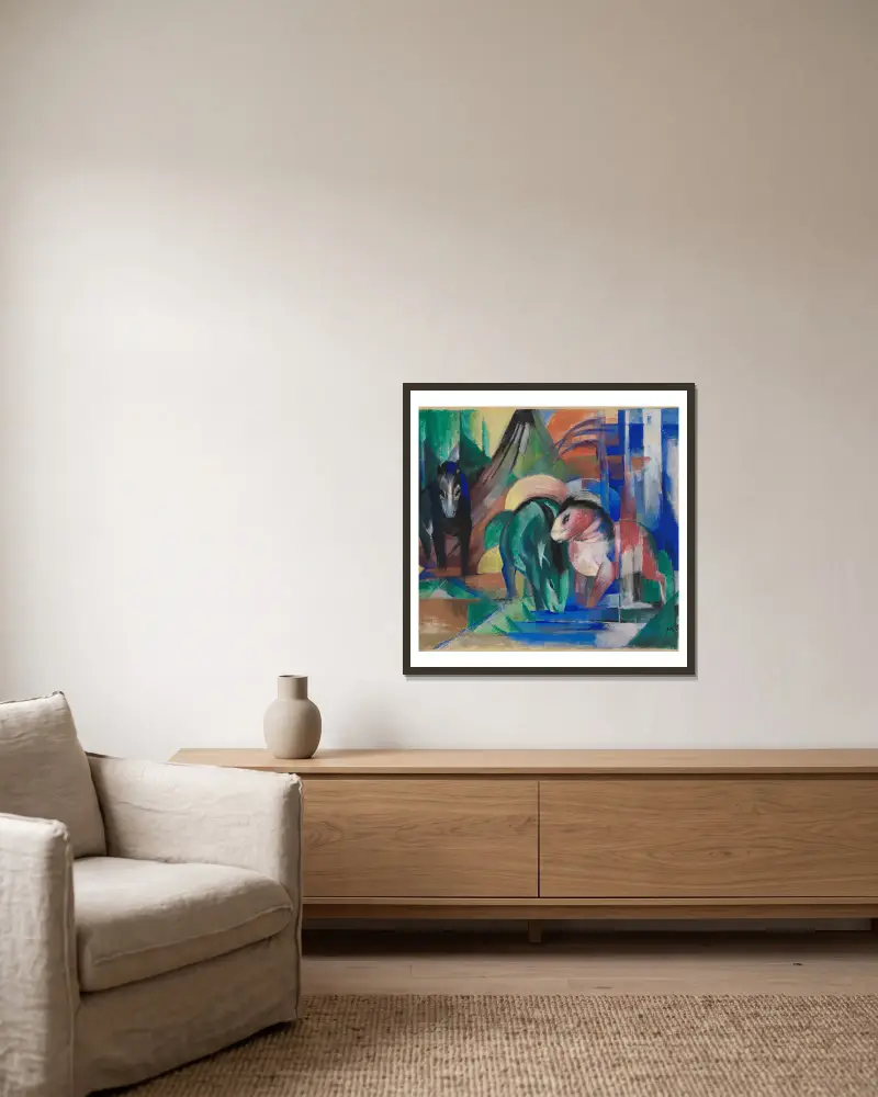 Drei Pferde am Waldwasser av Franz Marc inramad på en vägg