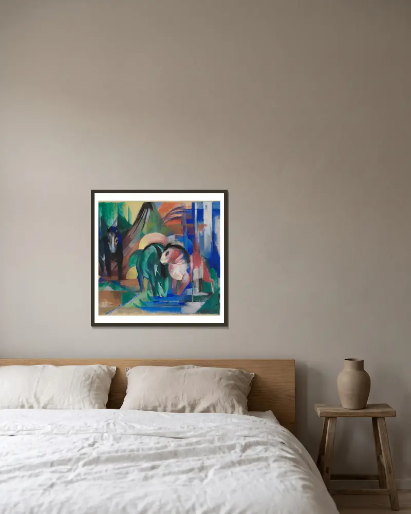 Drei Pferde am Waldwasser av Franz Marc inramad på en vägg