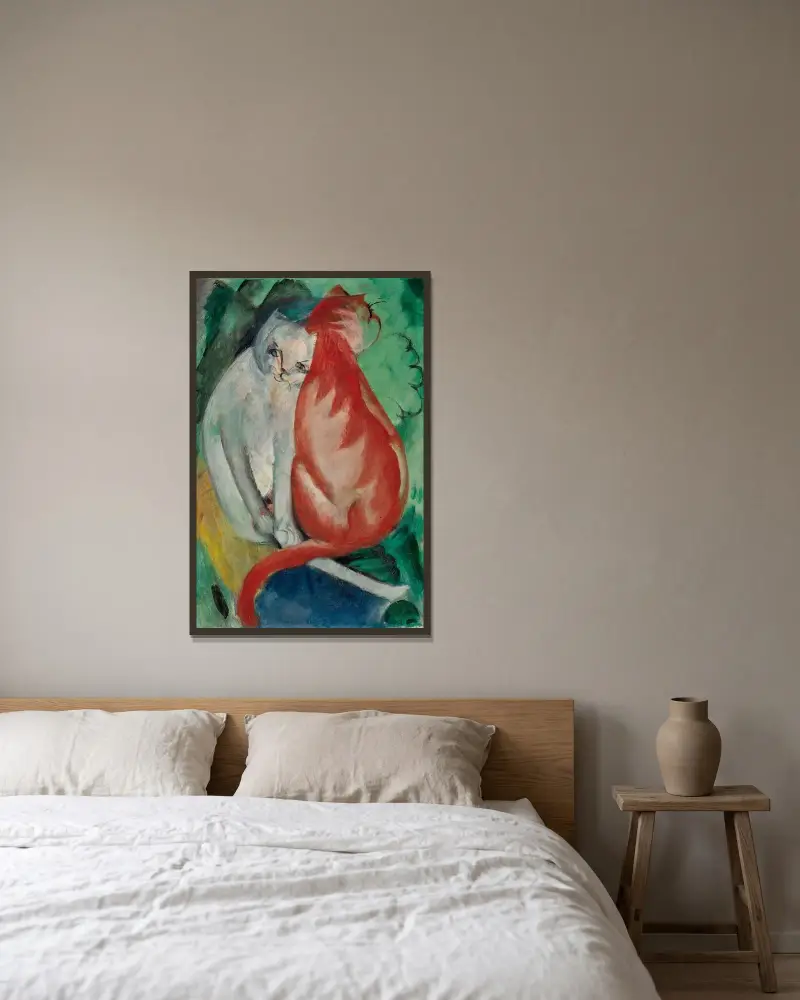 Katzen, Rot und Weiß von Franz Marc gerahmt an einer Wand
