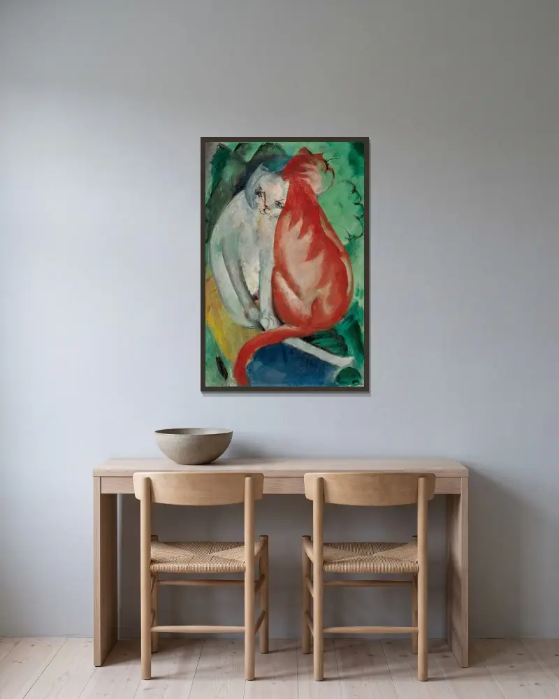 Katzen, Rot und Weiß von Franz Marc gerahmt an einer Wand