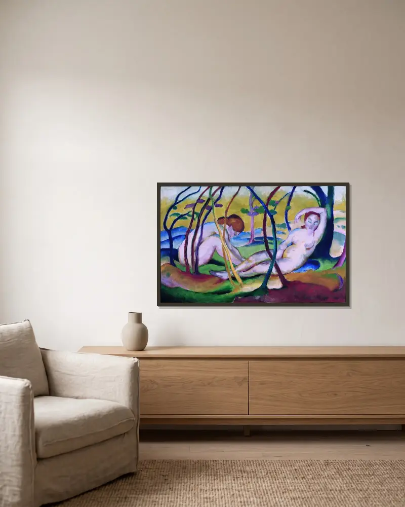 Akte unter Bäumen von Franz Marc gerahmt an einer Wand