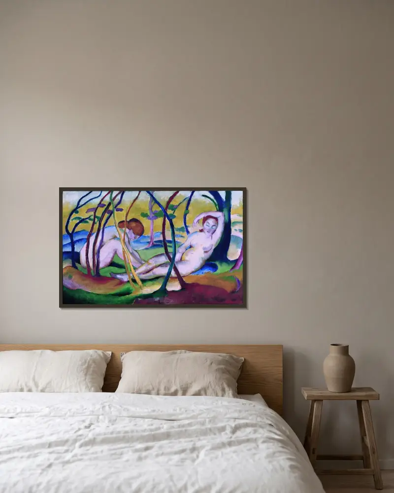Akte unter Bäumen von Franz Marc gerahmt an einer Wand