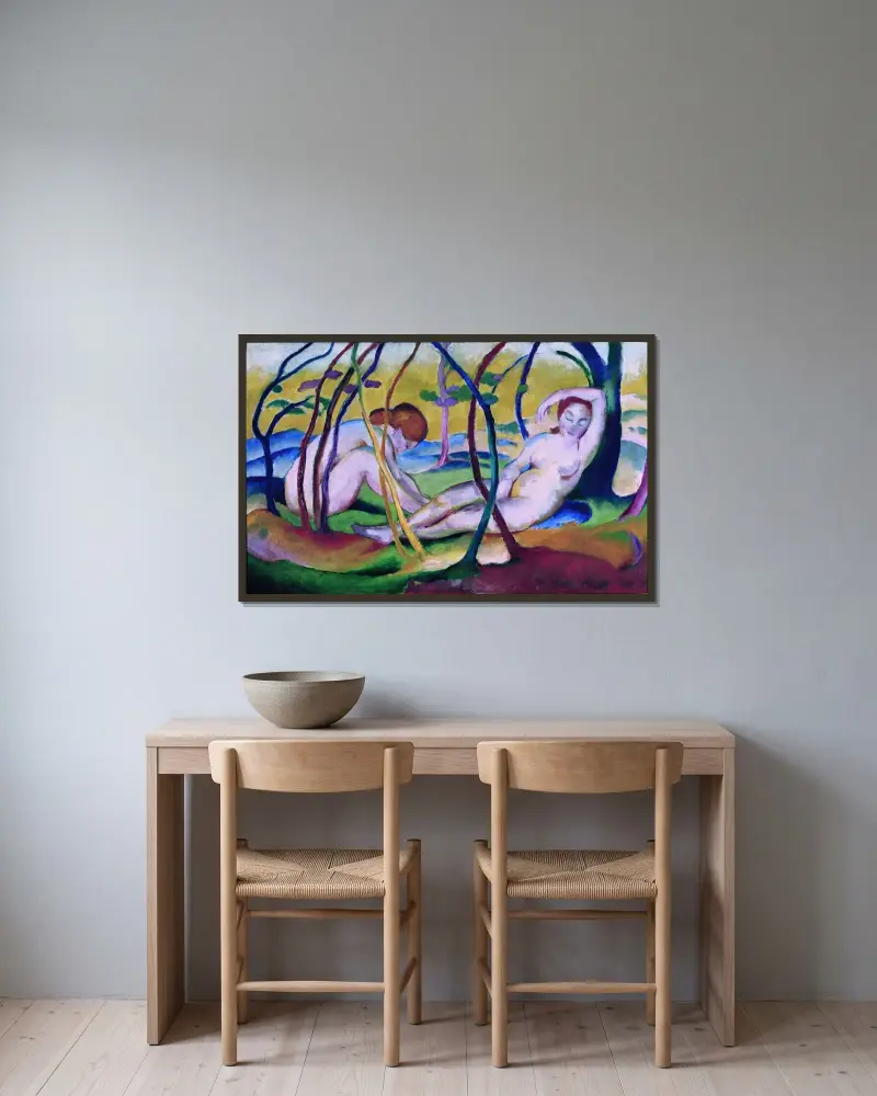 Akte unter Bäumen von Franz Marc gerahmt an einer Wand