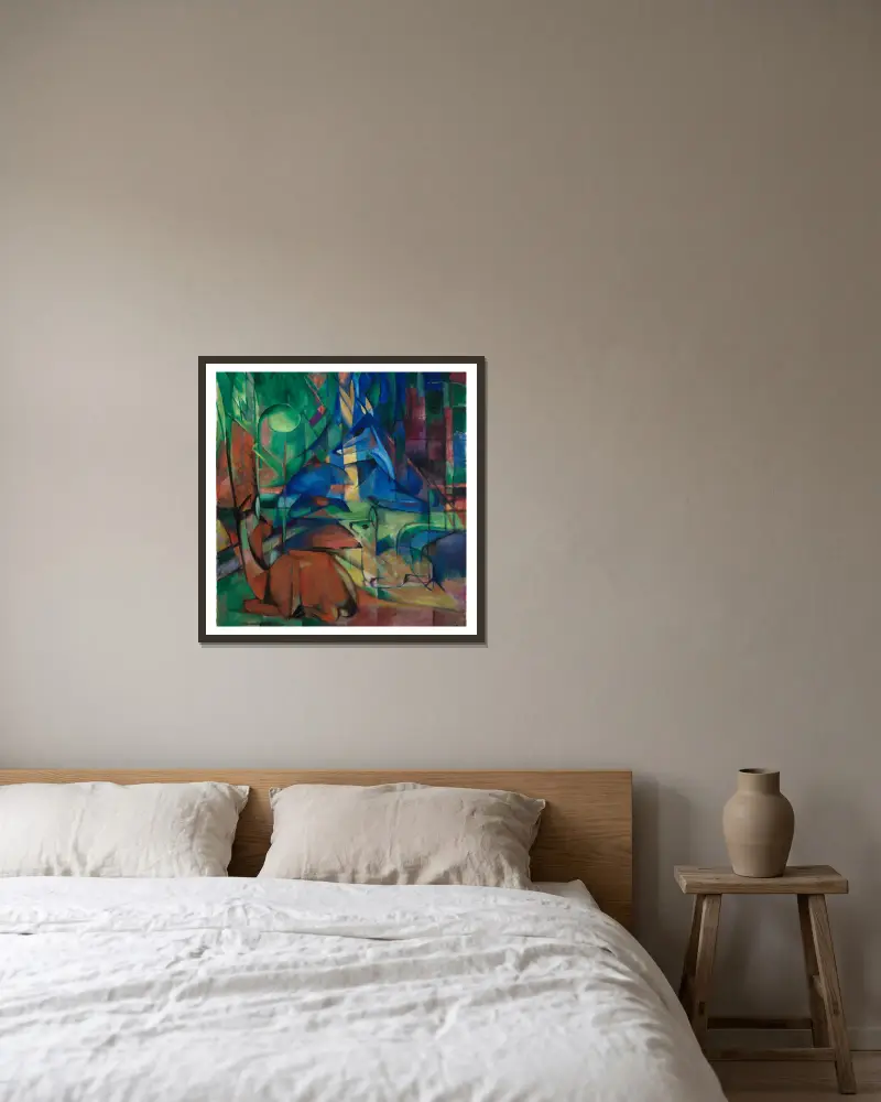 Rehe im Walde II von Franz Marc gerahmt an einer Wand