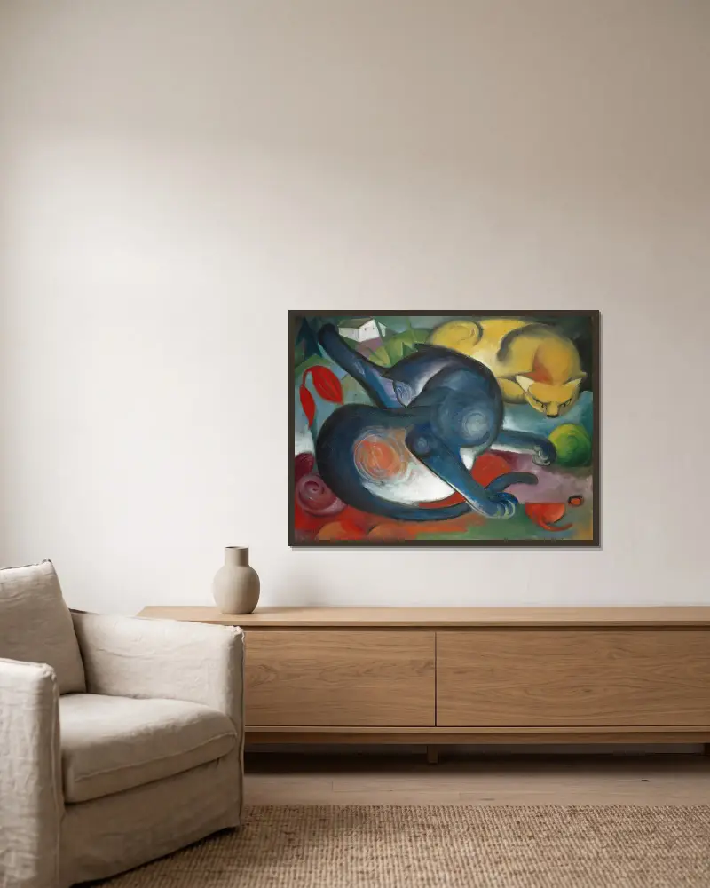Zwei Katzen, blau und gelb von Franz Marc gerahmt an einer Wand