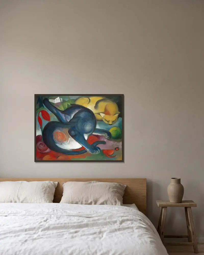 Zwei Katzen, blau und gelb von Franz Marc gerahmt an einer Wand