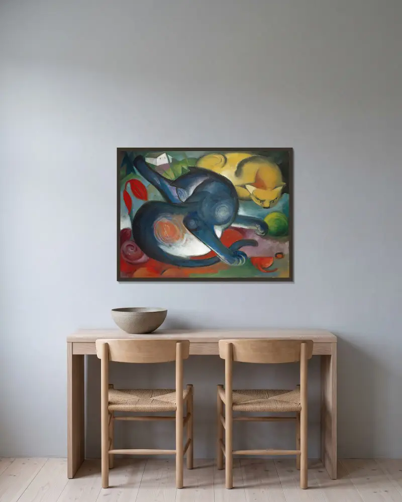 Zwei Katzen, blau und gelb von Franz Marc gerahmt an einer Wand