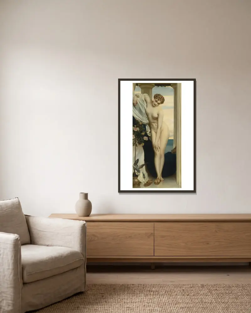 Venus entkleidet sich für das Bad von Frederic Leighton gerahmt an einer Wand