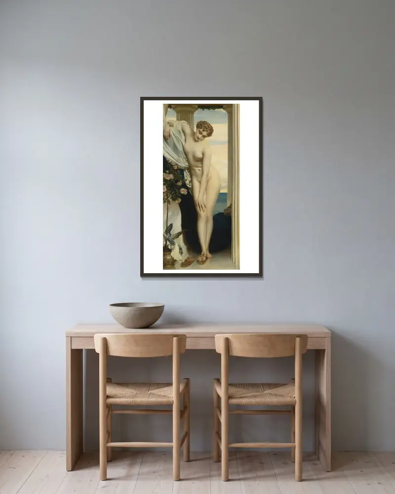 Venus entkleidet sich für das Bad von Frederic Leighton gerahmt an einer Wand