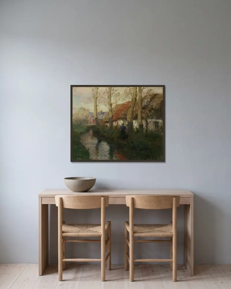 En flod i Normandie med en kvinna som bär vatten av Frits Thaulow inramad på en vägg