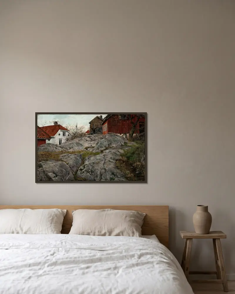 Klippa, motiv från Kragerø av Frits Thaulow inramad på en vägg
