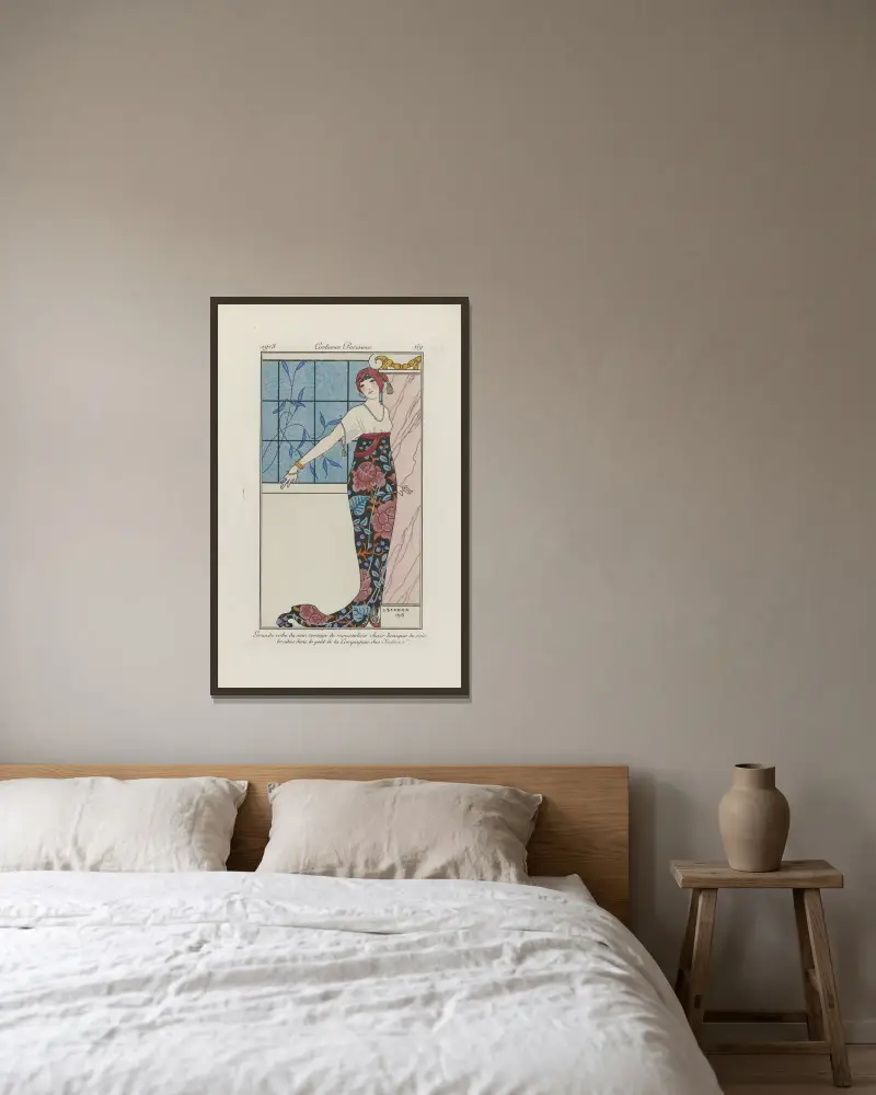 Stor aftonklänning av George Barbier inramad på en vägg