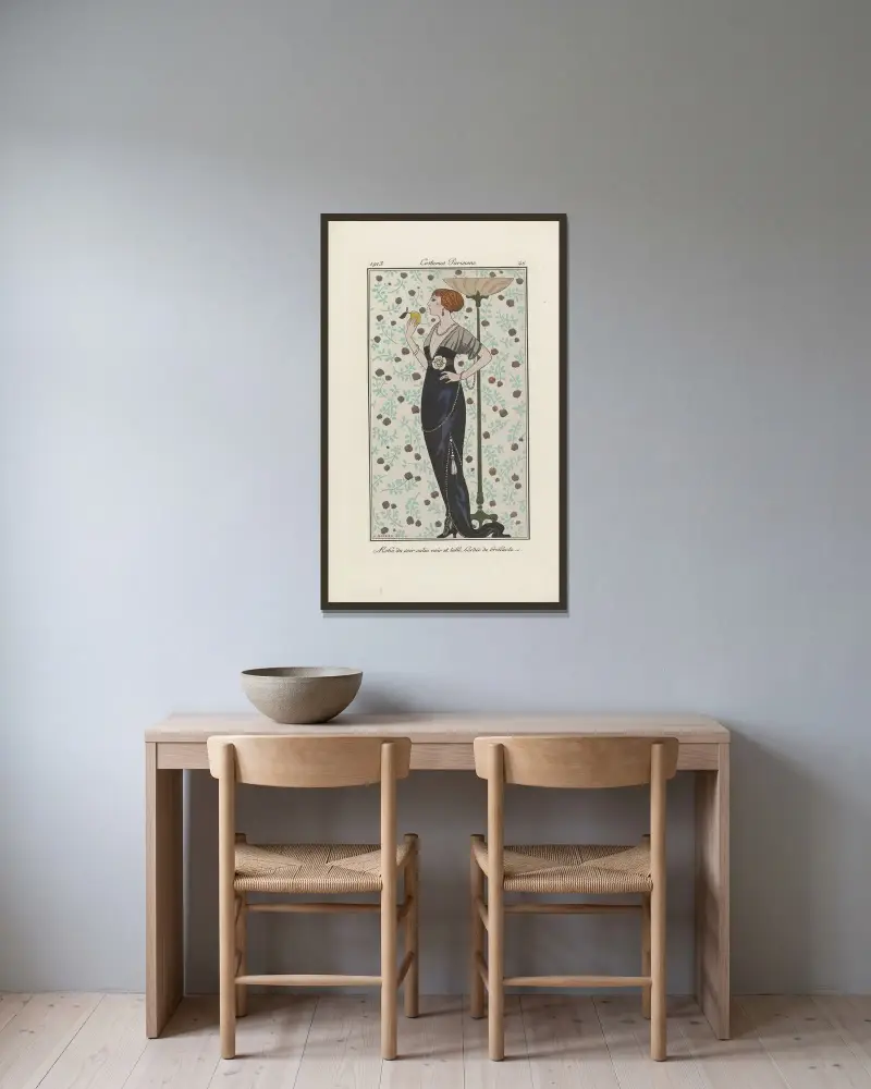 Svart sidenklänning och tyll, kantad med strass av George Barbier inramad på en vägg