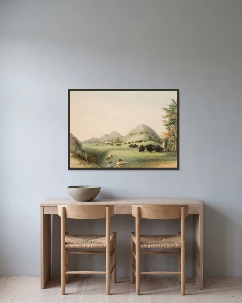 Buffeljakt, annalkande i en ravin av George Catlin inramad på en vägg