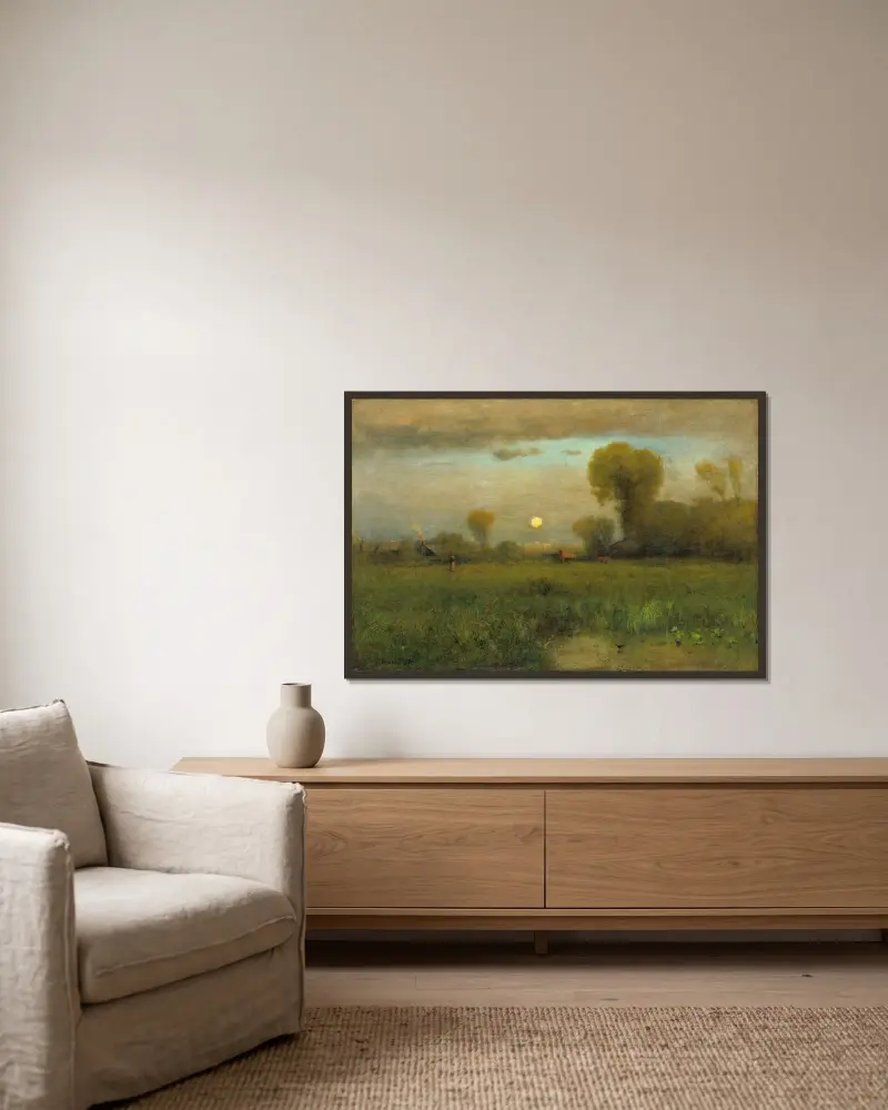 Skördemåne av George Inness inramad på en vägg