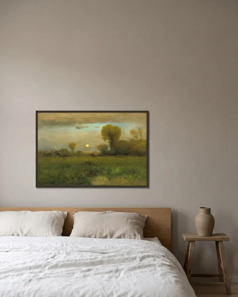 Skördemåne av George Inness inramad på en vägg