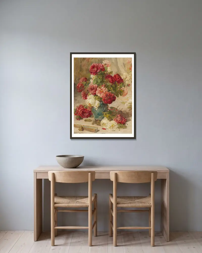 Stilleben med rosor i vas och en solfjäder av Georges Jeannin inramad på en vägg
