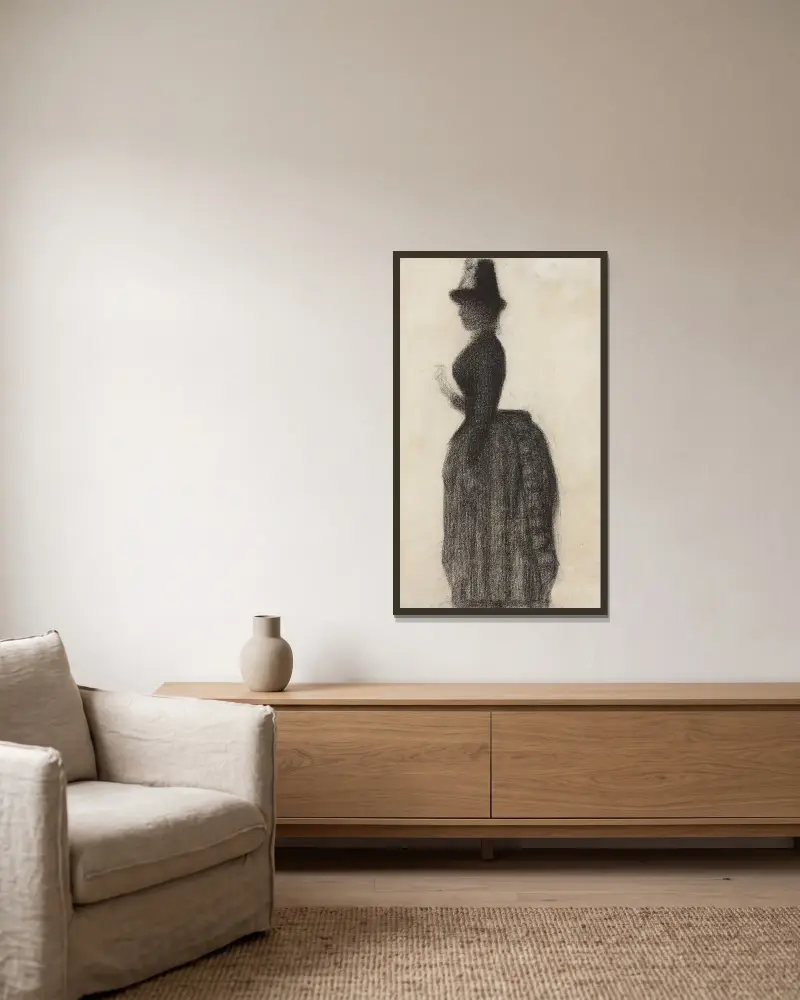 Stående kvinna i stadsdräkt av Georges Seurat inramad på en vägg