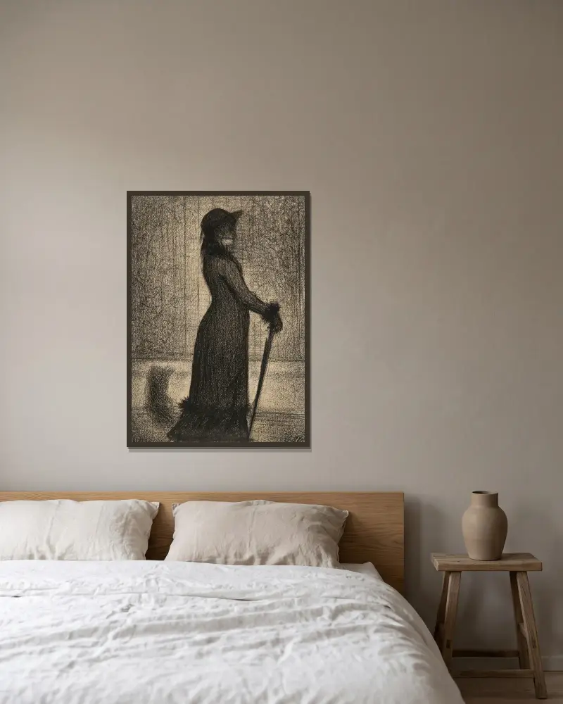 Woman Strolling (Une élégante) av Georges Seurat inramad på en vägg