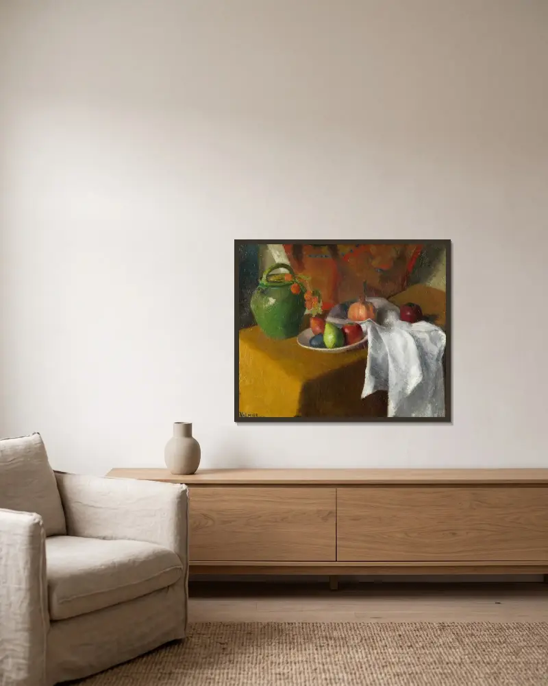 Stilleben med draperi av Georges Valmier inramad på en vägg