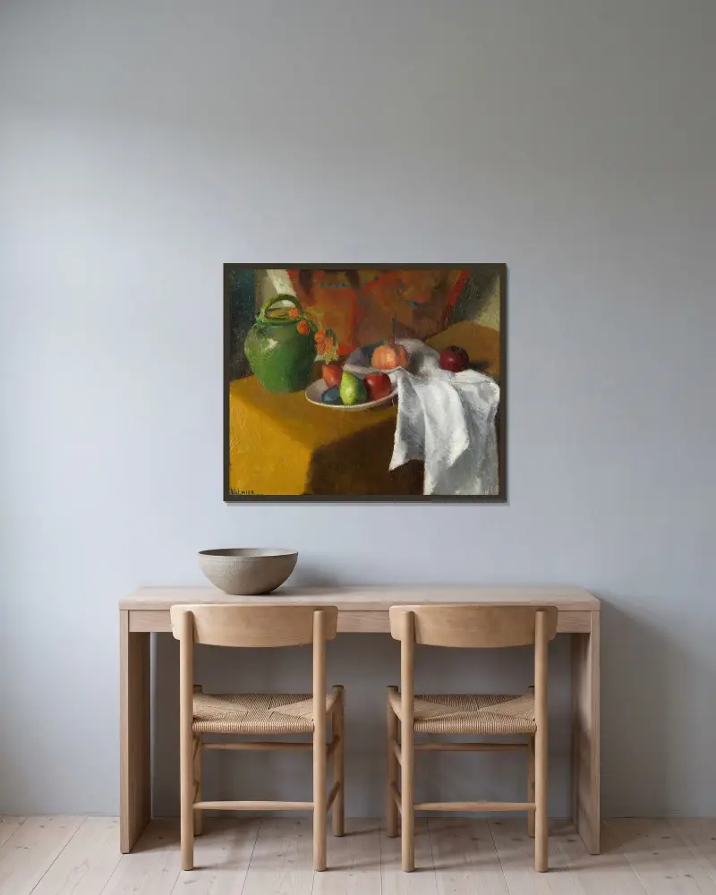 Stilleben med draperi av Georges Valmier inramad på en vägg