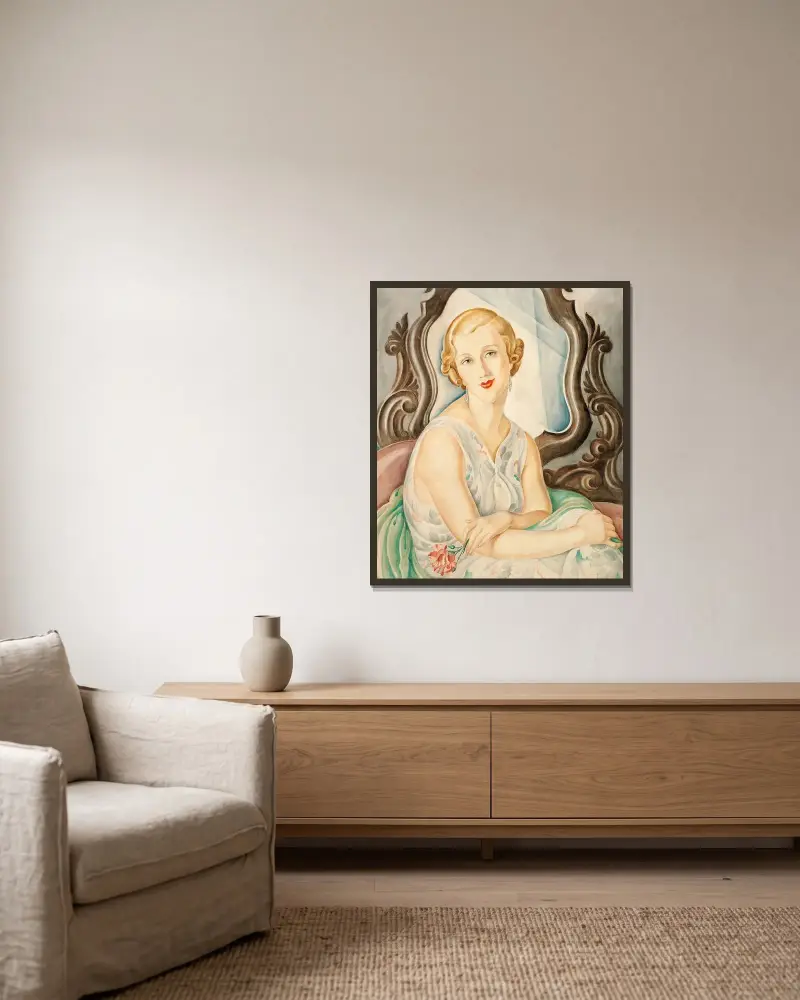 Dam framför en spegel av Gerda Wegener inramad på en vägg