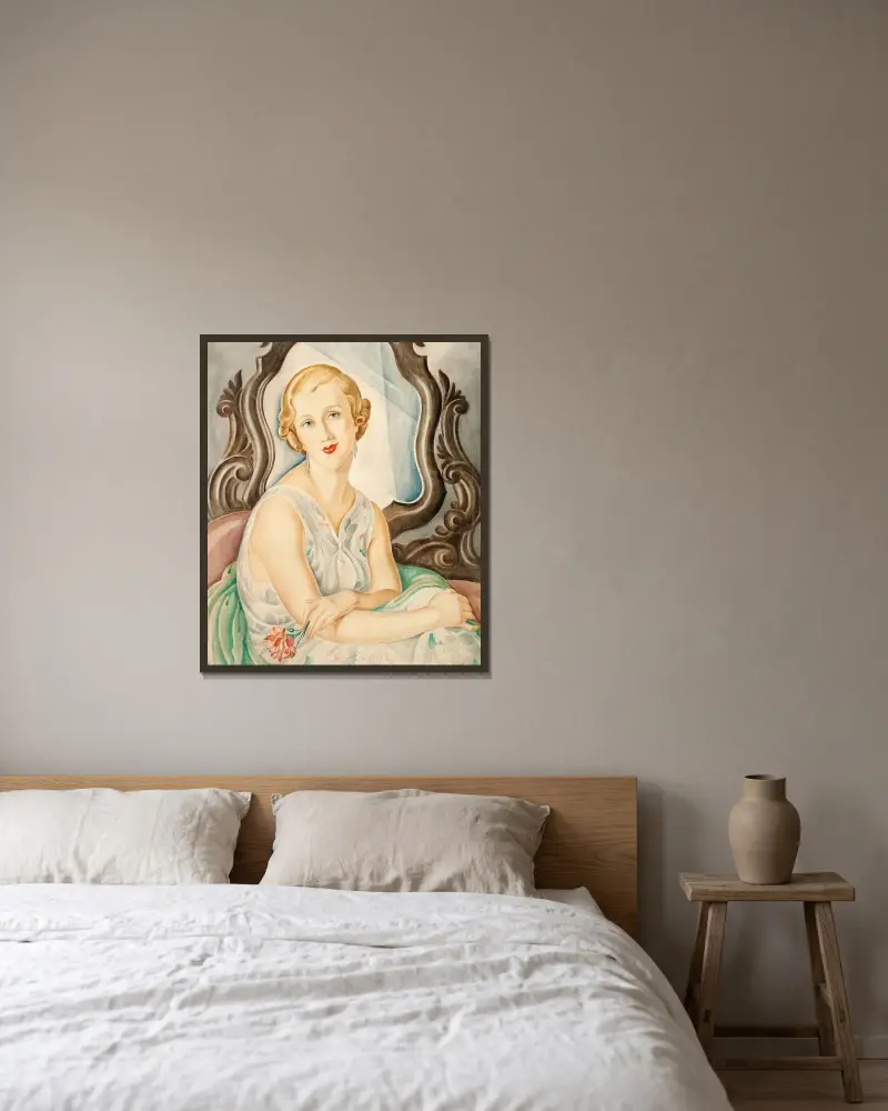 Dam framför en spegel av Gerda Wegener inramad på en vägg