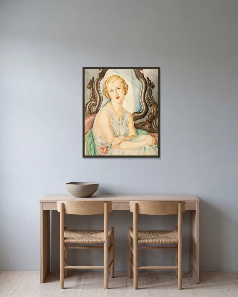 Dam framför en spegel av Gerda Wegener inramad på en vägg