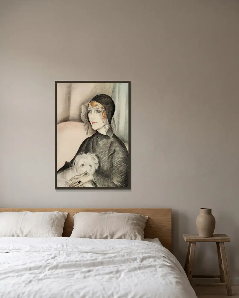 Ung kvinna med svart klockhatt och liten vit sköthund av Gerda Wegener inramad på en vägg