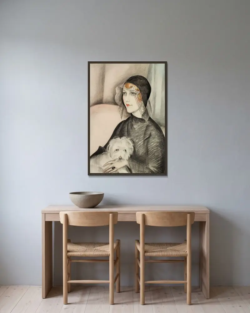 Ung kvinna med svart klockhatt och liten vit sköthund av Gerda Wegener inramad på en vägg