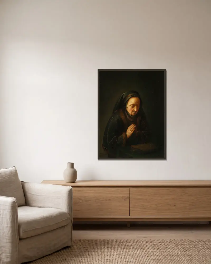 Betende alte Frau von Gerrit Dou gerahmt an einer Wand