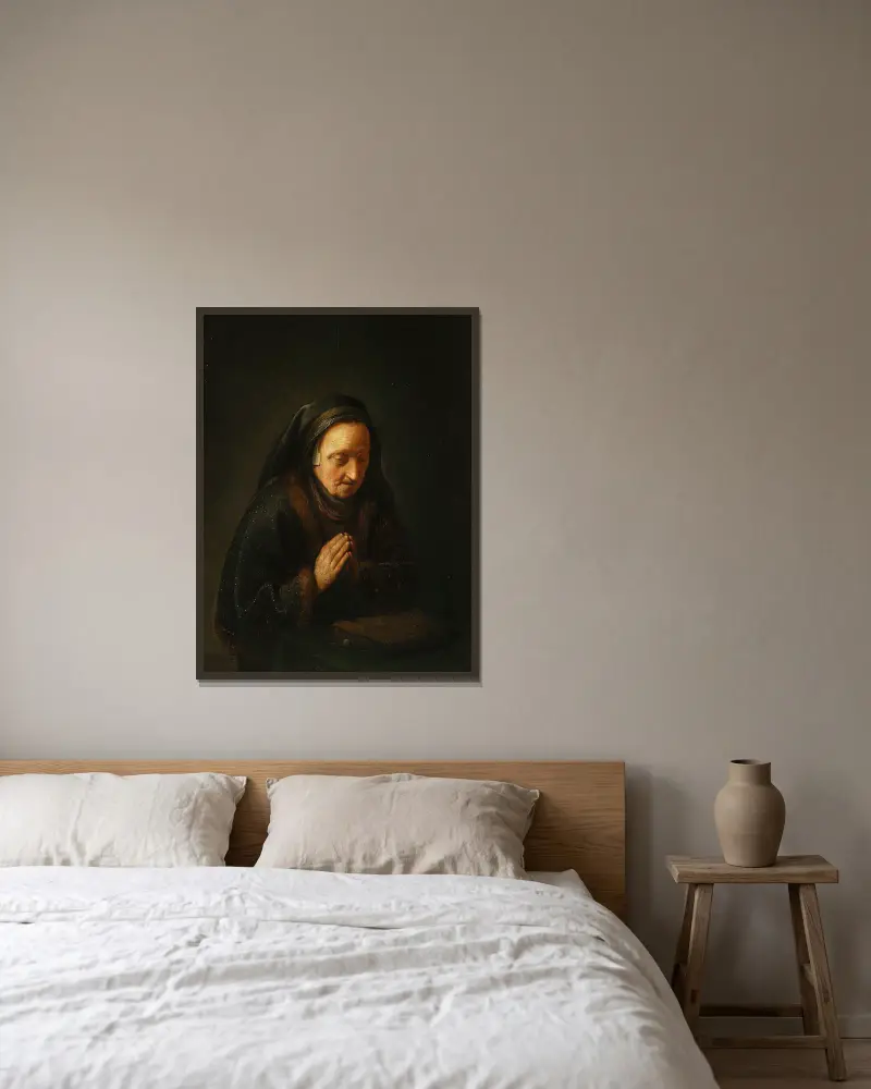 Betende alte Frau von Gerrit Dou gerahmt an einer Wand