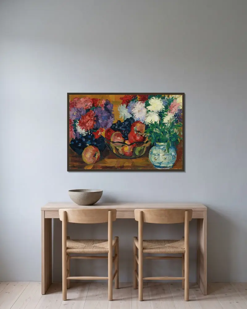 Stilleben med astrar, äpplen och druvor av Giovanni Giacometti inramad på en vägg