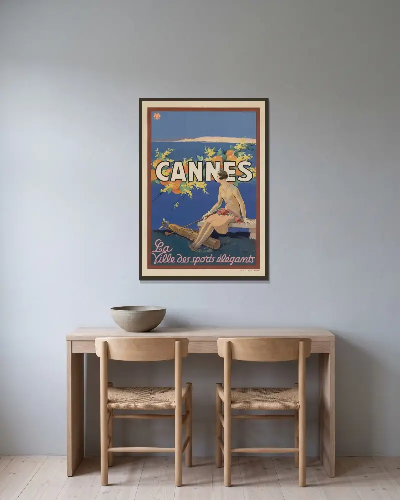 Cannes – de eleganta sporternas stad av Georges Goursat (Sem) inramad på en vägg