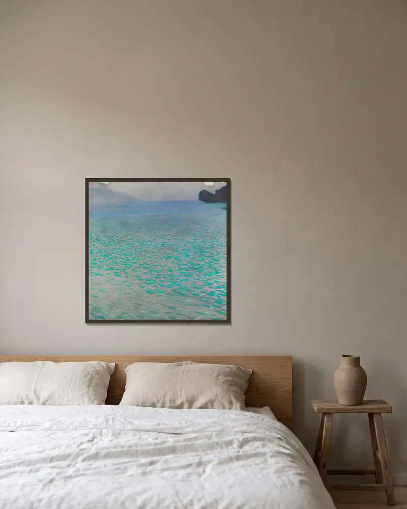Attersee von Gustav Klimt gerahmt an einer Wand