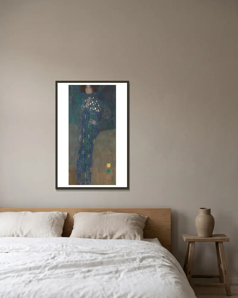 Bildnis Emilie Flöge av Gustav Klimt inramad på en vägg
