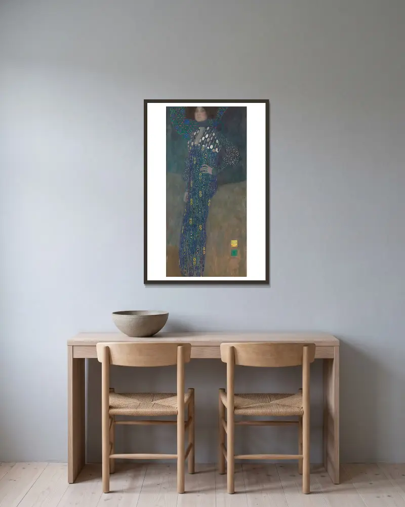 Bildnis Emilie Flöge av Gustav Klimt inramad på en vägg