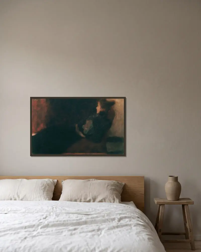 Dame am Kamin av Gustav Klimt inramad på en vägg