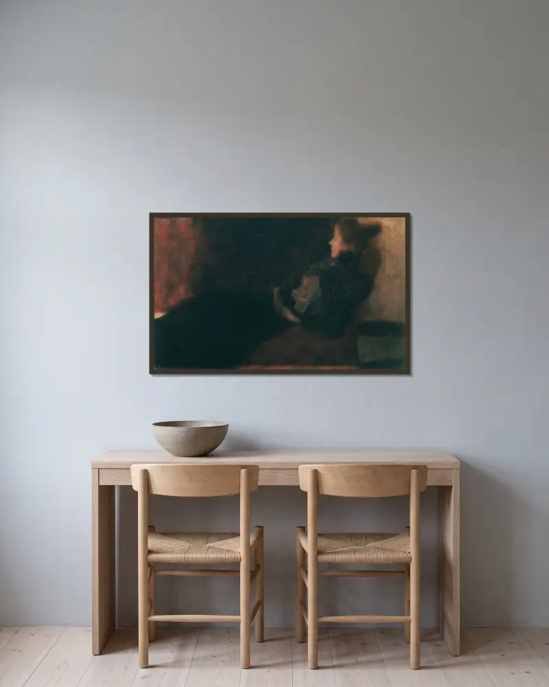 Dame am Kamin av Gustav Klimt inramad på en vägg