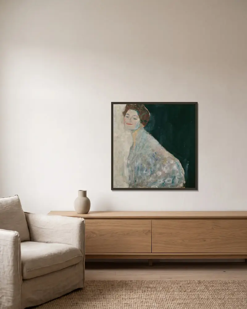 Dame in Weiß von Gustav Klimt gerahmt an einer Wand