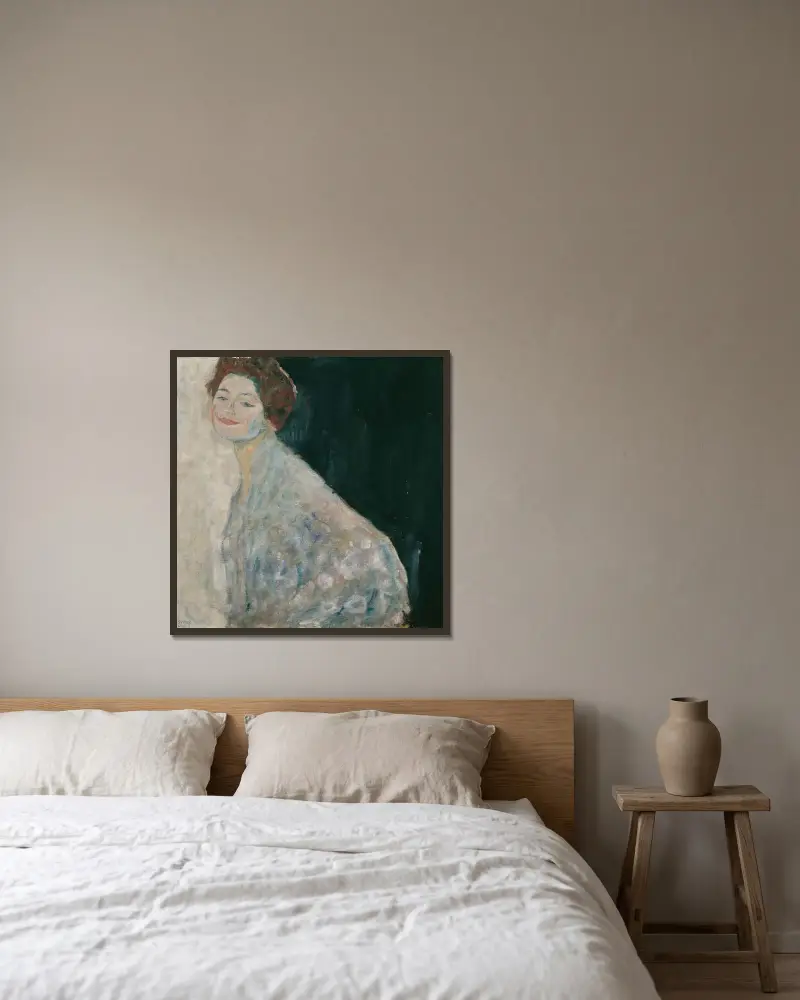 Dame in Weiß von Gustav Klimt gerahmt an einer Wand