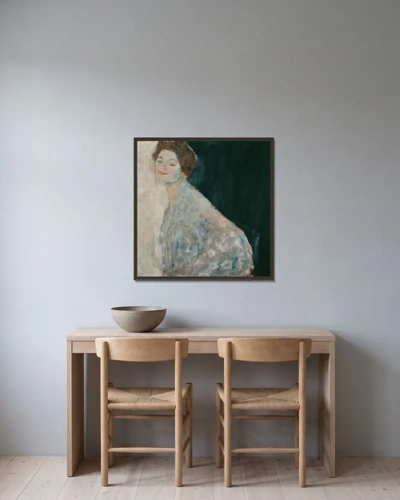 Dame in Weiß von Gustav Klimt gerahmt an einer Wand