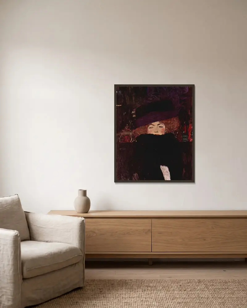 Dame mit Hut und Federboa av Gustav Klimt inramad på en vägg