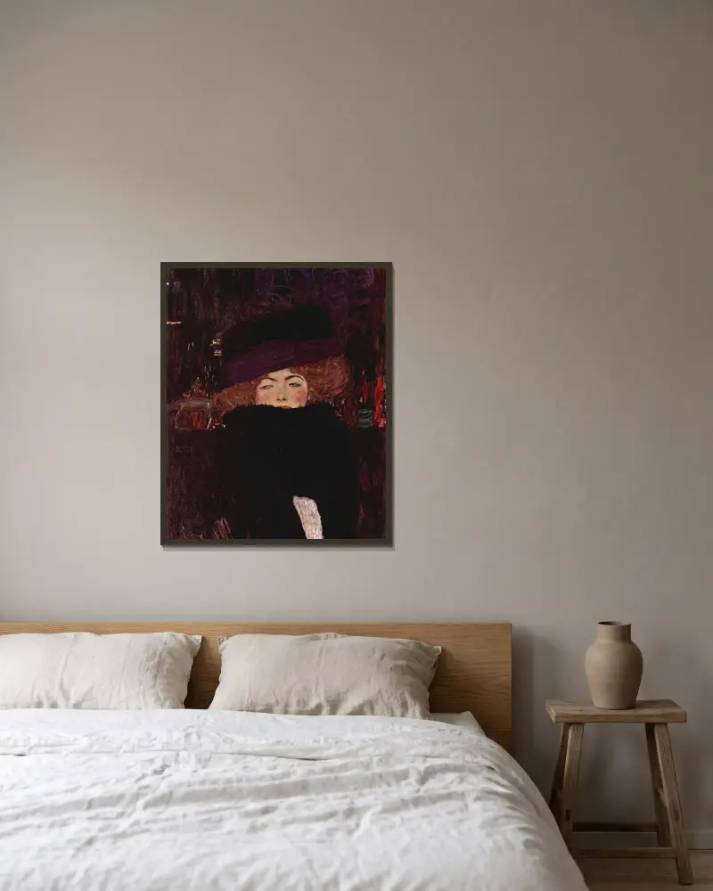 Dame mit Hut und Federboa av Gustav Klimt inramad på en vägg