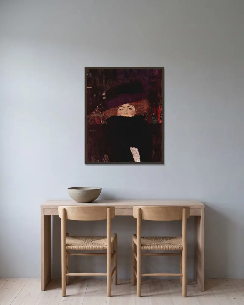 Dame mit Hut und Federboa av Gustav Klimt inramad på en vägg