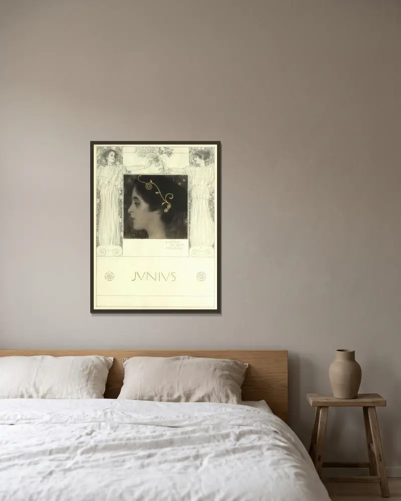 Junius, Gustav Klimt v rámu na stěně