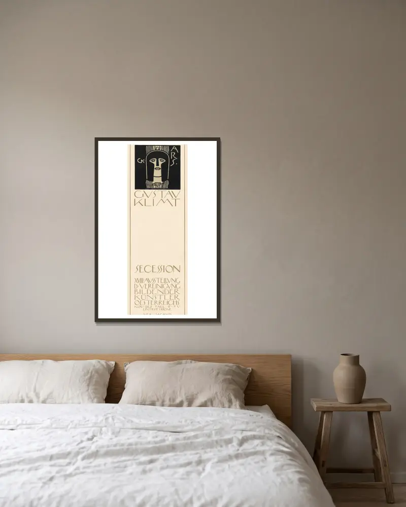 Plakat der 18. Ausstellung der Secession av Gustav Klimt inramad på en vägg
