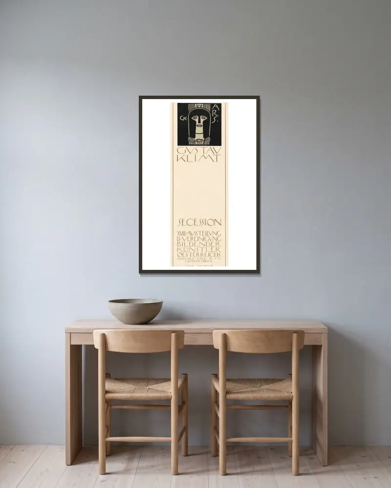 Plakat der 18. Ausstellung der Secession av Gustav Klimt inramad på en vägg