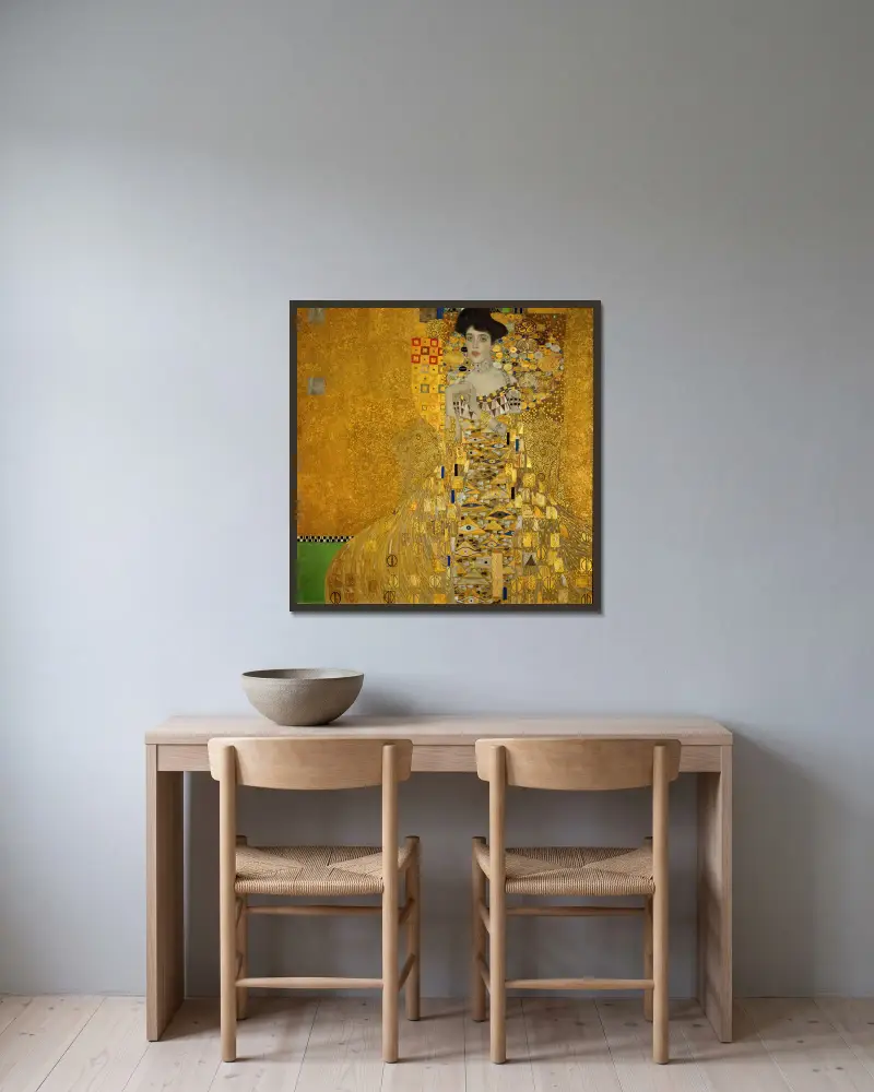 Portrait of Adele Bloch-Bauer I av Gustav Klimt inramad på en vägg