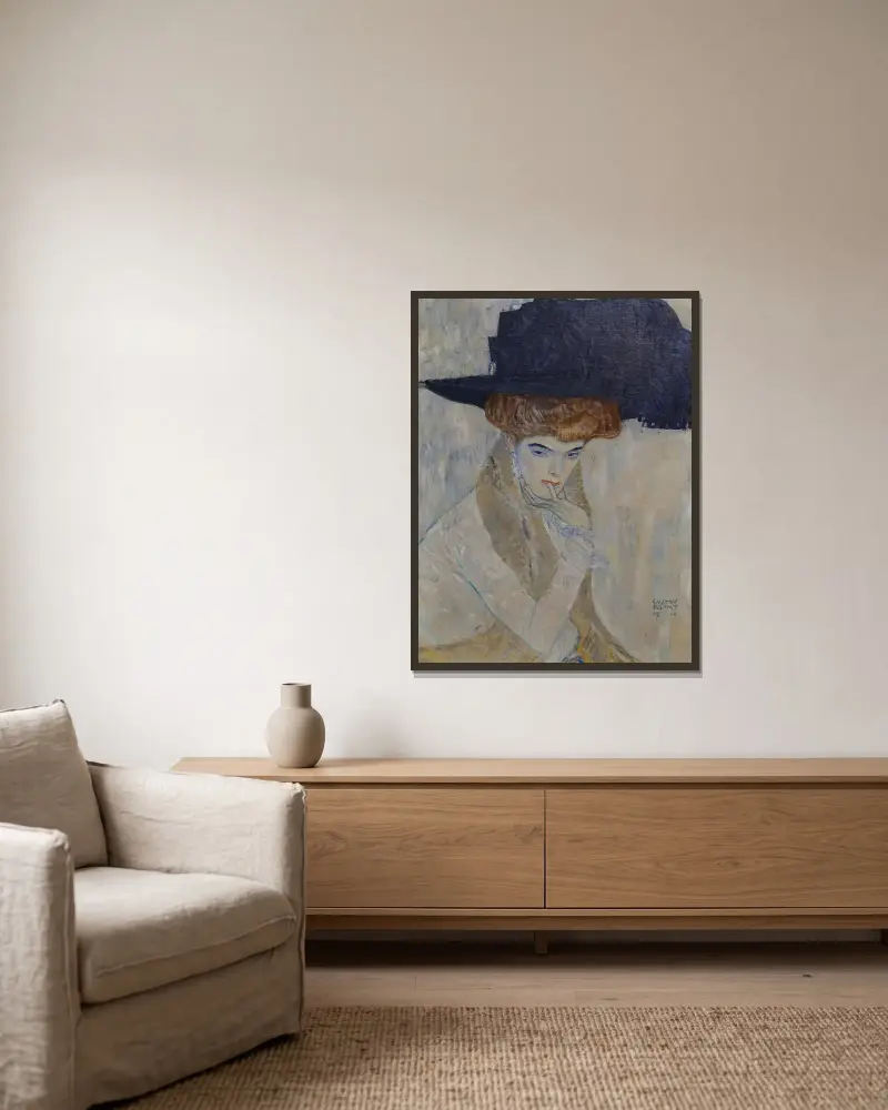 The Black-Feathered Hat av Gustav Klimt inramad på en vägg